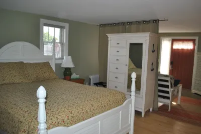 The Carriage House  Sleeps 4. Downtown Bayfield! Walk to everything! Hotels near Halvor Reiten Park and Public Beach