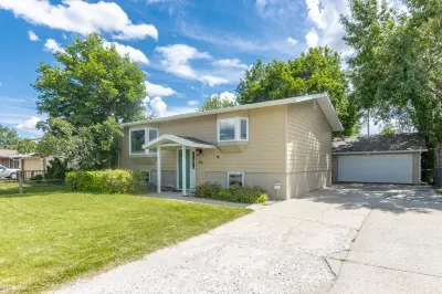 Centrally located, huge shaded patio with hot tub! Entire place to yourself! Отели в г. 