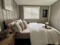 Cozy cabin retreat in rustic setting. Private lake, bonfire under the stars!