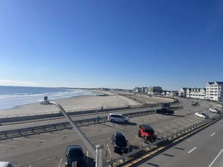 The Great Escape II. Newly renovated and beautiful Unit on Hampton Beach.