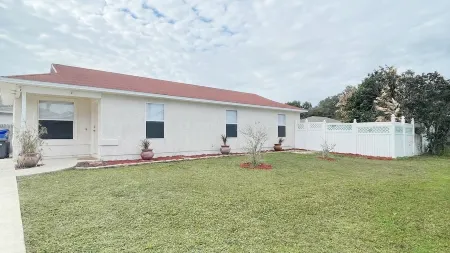 Entire Home Minutes From Beaches, Shopping, and Downtown Historic District Отели рядом с достопримечательностью «St. Augustine Premium Outlets»