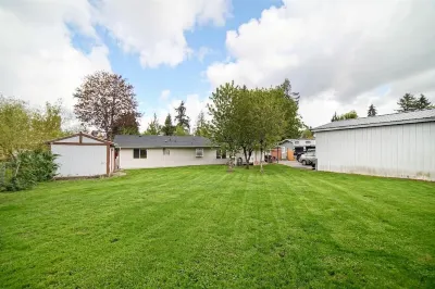 Beautiful Stylish Home With Hot Tub Hotels near Safeway
