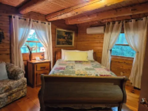 Authentic Log Cabin! - Mountain Views-Campfires FREE wood - Hot Tub - Near Lake