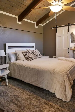 Stunning 3/3 Just a Block from the Slopes! Large Deck Great for Families.