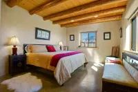 Taos Raven House, gorgeous mountain views between Taos Ski Valley and Taos Plaza