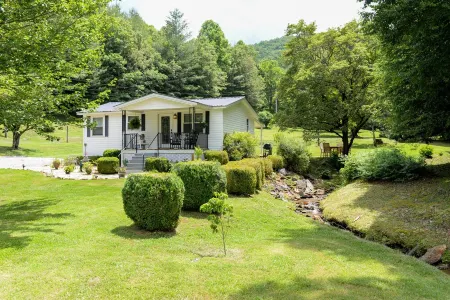 Hightower Haven, Romantic Getaway, Creek, Mountain View, Cozy Cottage, Fire pit