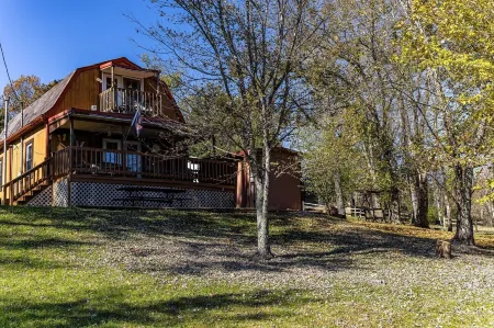 KY BOURBON TRAIL LAKEFRONT HOUSE WITH DOCK SLEEPS 8! Year round Hot tub!