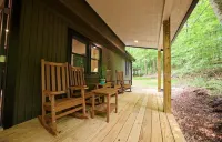 Valley Overlook, Peninsula, Ohio - Luxury Cabin adjoins National Park