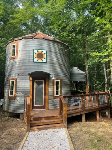 Grain Bin Silo Tiny House with 1 Bedroom, WiFi, AC and Hot Tub in Shelby
