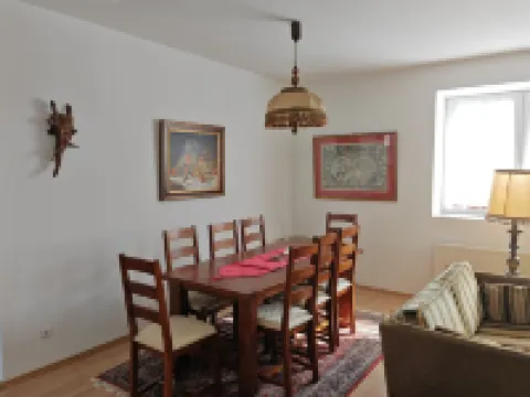 O3 - Gut Ausgestattete 180qm Wohnung