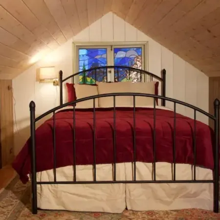Twin Rock Tree House - Vintage Cabin