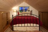 Twin Rock Tree House - Vintage Cabin Hotels near Mountain Pottery