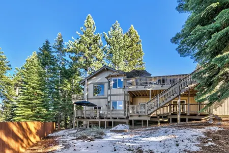 Tahoe Aloha Cabin: TWO Kitchens & Living Rooms, Game Rm, Hot tub, Fitness  Equip