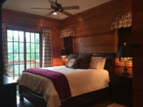 Wildwood Cabin - Sleeps 14, Mountain Views