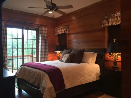 Wildwood Cabin on two acres with mountain views