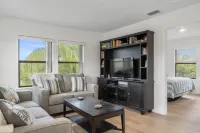 Beautiful Bright Condo Minutes to the Beach