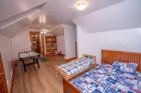 Cabin Bliss - Just 1 Mile from Lake Lanier / 5 Acre / 5 BR with Hot tub Hotels near Walmart Pharmacy