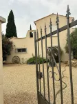 Spacious Villa with Large Air-Conditioned Pool Courtyard Electric Gate Hotels in Sorgues