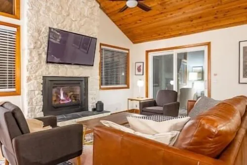 Carefree Cabin · Family/Pets/AC/Hot tub/Fireplace/SHARC/Village
