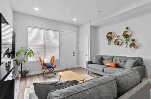 One Of A Kind townhouse with mountainline views of the city