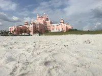 Modern 4 bed/2bath Beach House Casa de la playa By the Don Cesar Hotels near Pass A Grille Dog Beach