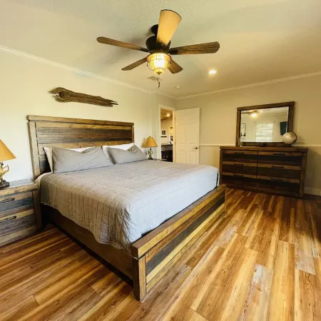 15 ACRE RIVER FRONT CABIN HOUSE ON THE SUWANNEE, WITH SPRING WALKING DISTANCE