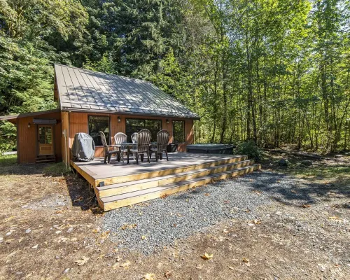 Unplug at this Mt. Baker Cabin in the Hot Tub, enjoy massage chair & rain shower Hotels in Glacier