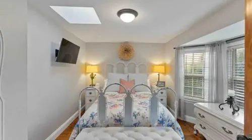 Your home away from home in downtown, historic Farmington!