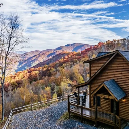 Secluded Luxury Cabin - Mountain Views, Fire Pit, Great Location! Sleeps 8.