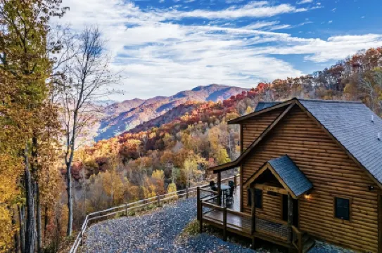 Secluded Luxury Cabin - Mountain Views, Fire Pit, Great Location! Sleeps 8.