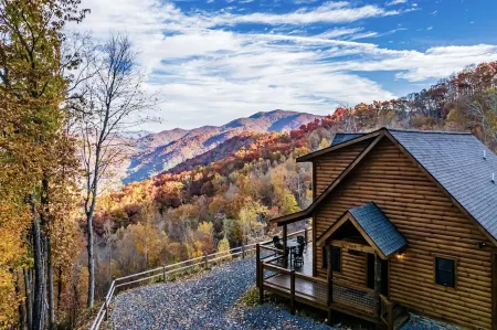 Secluded Luxury Cabin - Mountain Views, Fire Pit, Great Location! Sleeps 8.