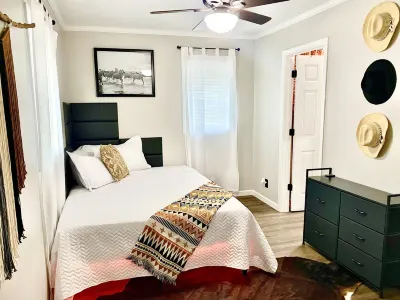 Downton Westrn Condo/50” TV~250mb WiFi/30%EXTEN’d Stay Discount Hotels near Warehouse Forty One