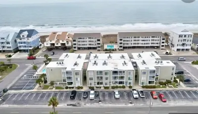 Charming 2-Bedroom Condo Near Beach with Pool, Full Kitchen, and Wi-Fi