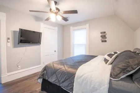 Lovely 2 Bedroom 1 block From the Town Square