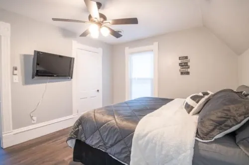 Lovely 2 Bedroom 1 block From the Town Square