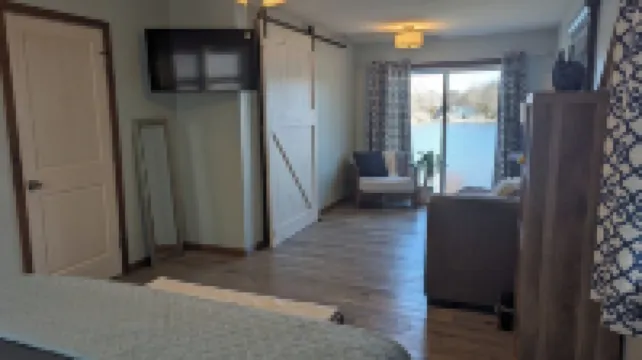 Lake Retreat With Hot Tub