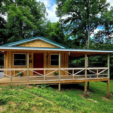 Cozy lake house w/ spacious deck, BBQ/fire pit. Boat ramp1 mi away Pet friendly!