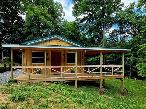 Cozy lake house w/ spacious deck, BBQ/fire pit. Boat ramp1 mi away Pet friendly!