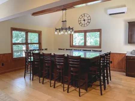 Ledgestone Lodge, Private Chalet for Large Group and Family Gatherings near JFBB