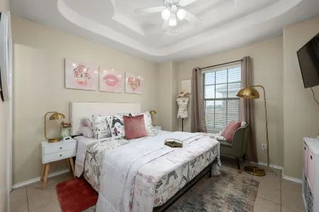 The Parisian Keyless Condo 4 min from Airport and Hospitals