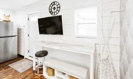 Tiny house at Gold Farm Отели в г. Фэрвью