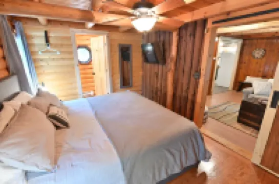 La Vita e Bella -Life is Good- at this pet friendly Northwoods escape