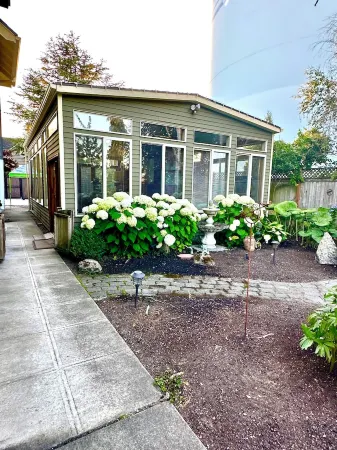 Cute West Seattle Cottage Отели рядом с достопримечательностью «Алки Пойнт Лайтхаус»