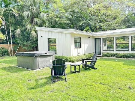 Coconut Grove Mid-Century Jungle Oasis Отели рядом с достопримечательностью «Кампонг, Нешнел Тропикал Ботаникал Гарден»