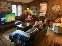 Woodland Oasis Cabin Apartment Hotel di Youngstown