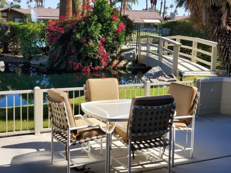 Luxurious fully Furnished Condominium in a gated Golf community Отели рядом с достопримечательностью «Десерт Спрингс Голф Клаб»