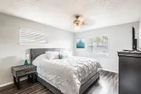 POOL, Sleeps 10, CENTRALY LOCATED, game room, pets. great for LONG TERM stays.