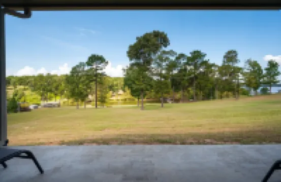 4Bd 3BTH, Lakeview, Huge Covered Outdoor Patio Firepit, and Fishing @ Jolie Vue