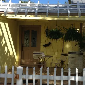 Unique and Charming--Waterfront Studio Cottage - Queen bed & Dock