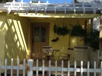 Unique and Charming--Waterfront Studio Cottage - Queen bed & Dock